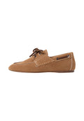 Braune Wildlederschuhe mit runder Zehenform, genähten Details an den Seiten und braunen Schnürsenkeln. Verfügt über metallische Ösen und eine flache Sohle.