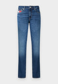 Blaue Jeans aus Denim mit geradem Bein, ausgestattet mit sichtbarem Knopf- und Reißverschluss sowie einem kleinen roten Akzent an der vorderen Tasche.
