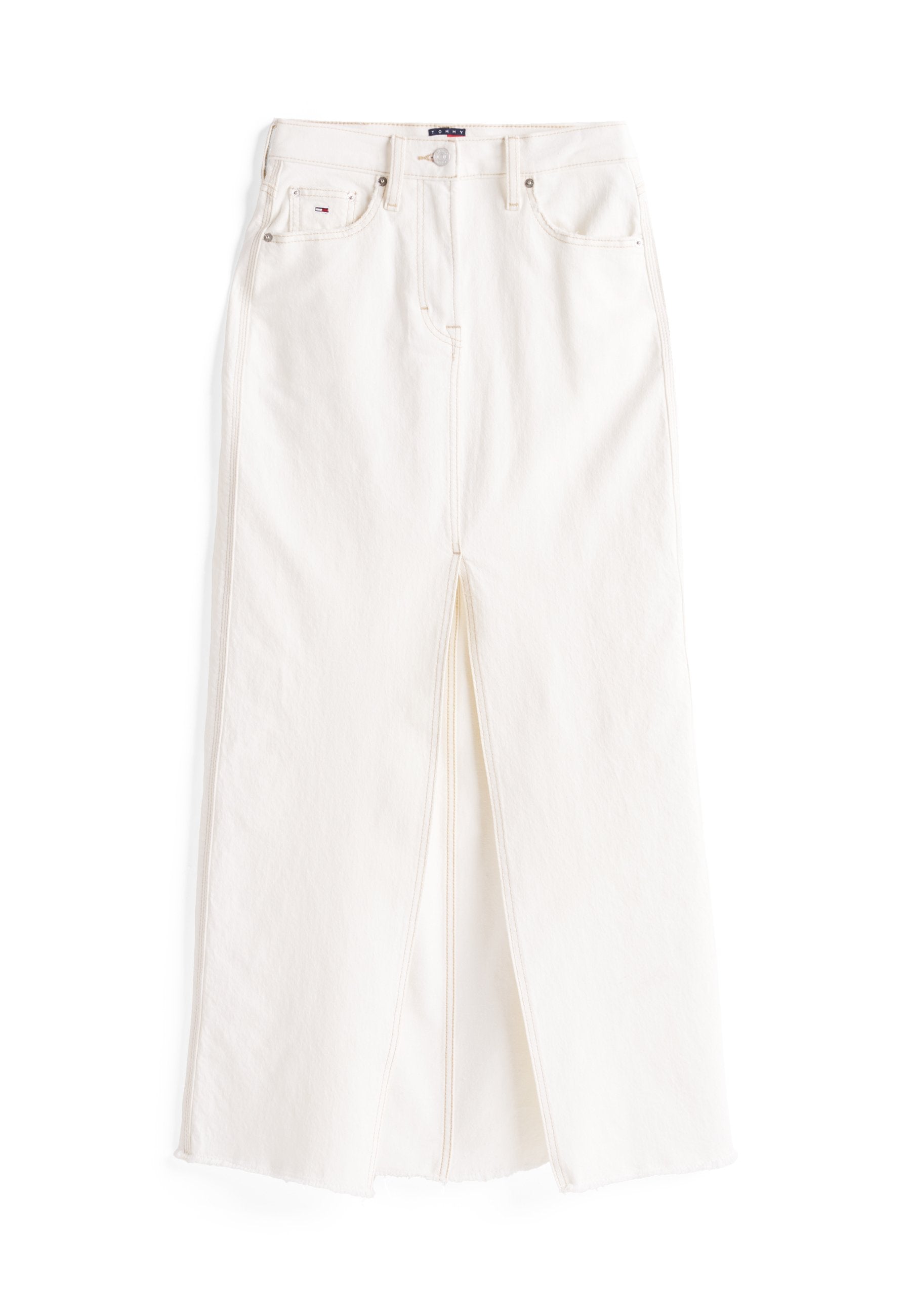 Weißer Jeansrock mit Schlitz vorne, hoher Taille, Fünf-Taschen-Design und sichtbaren Nähten. Standard-Schnitt mit rohem Saum.