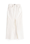 Weißer Jeansrock mit Schlitz vorne, hoher Taille, Fünf-Taschen-Design und sichtbaren Nähten. Standard-Schnitt mit rohem Saum.