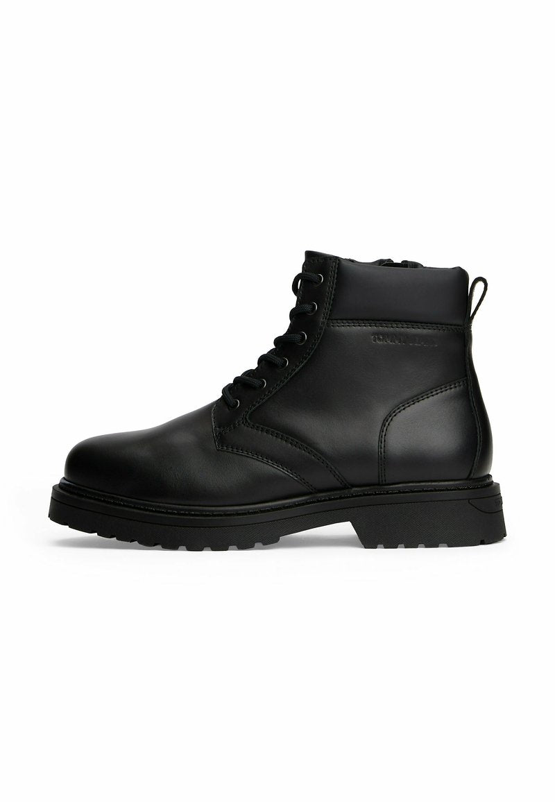 Schwarze Leder-Schnürstiefelette mit gepolstertem Kragen, Zugschlaufe, dickem Profilsohle und dezentem Markenlogo an der Seite.
