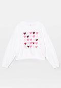Weißes Sweatshirt mit langen Ärmeln und Rundhalsausschnitt, vorne in der Mitte mit einem Raster aus pinken und roten Herzen, von denen einige mit glänzenden Pailletten verziert sind.
