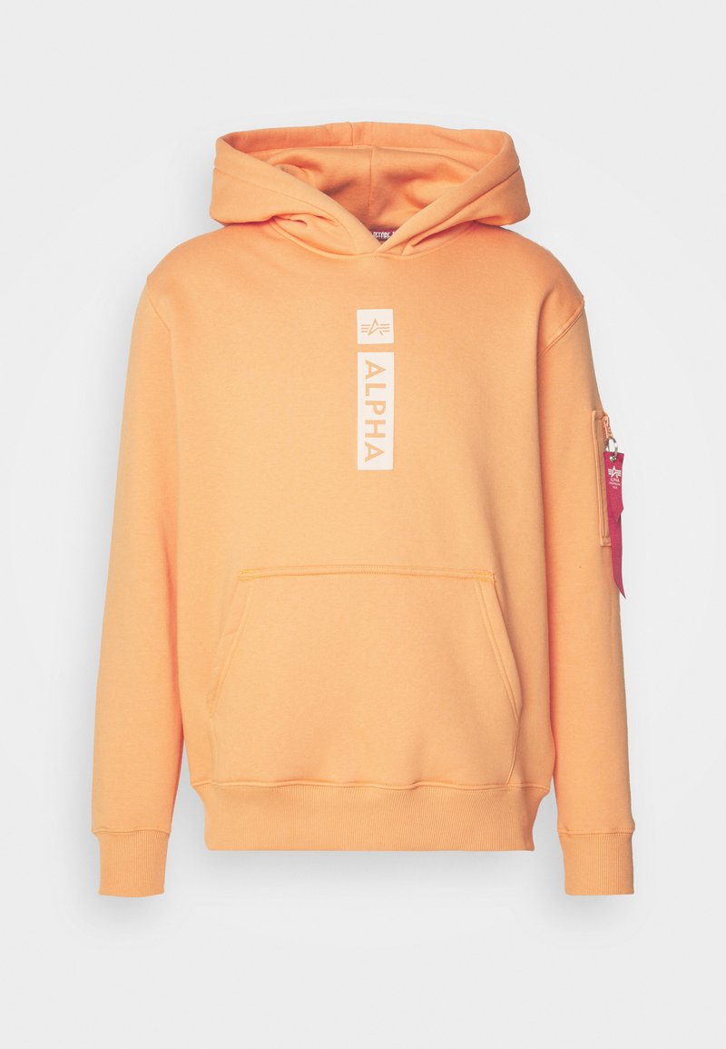 Orangener Hoodie mit Kängurutasche und einem weißen "ALPHA"-Logo. Verfügt über gerippte Bündchen und eine seitliche Tasche mit Reißverschluss und rotem Tab.