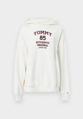 Cremefarbener Hoodie mit einer Fronttasche, Kordelzug am Kapuzenrand und weinrotem Text mit der Aufschrift "TOMMY 85 AUTHENTIC ORIGINAL since 1985."