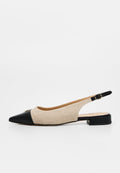 Beiger gewebter Slingback-Ballerina mit schwarzer spitzer Kappe, niedrigem Blockabsatz und verstellbarem Schnallenriemen.