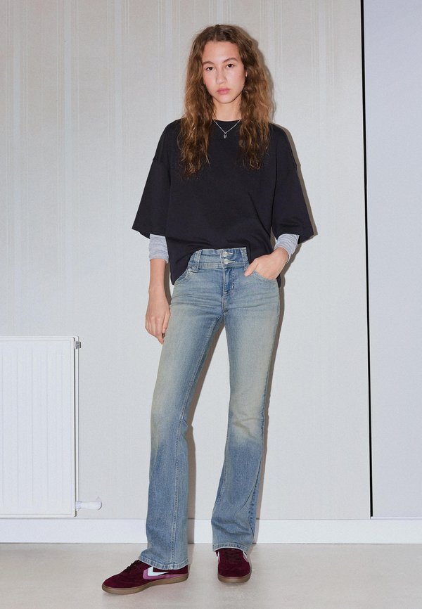 Bershka WITH FLAPS - Bootcut jeans - blue denim