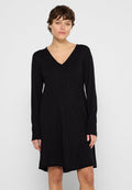 Schwarzes langärmeliges Kleid mit V-Ausschnitt, aus weichem Stoff gefertigt, mit gerader Silhouette und mittellangem Saum. Eine Naht zieht sich von vorne nach hinten.