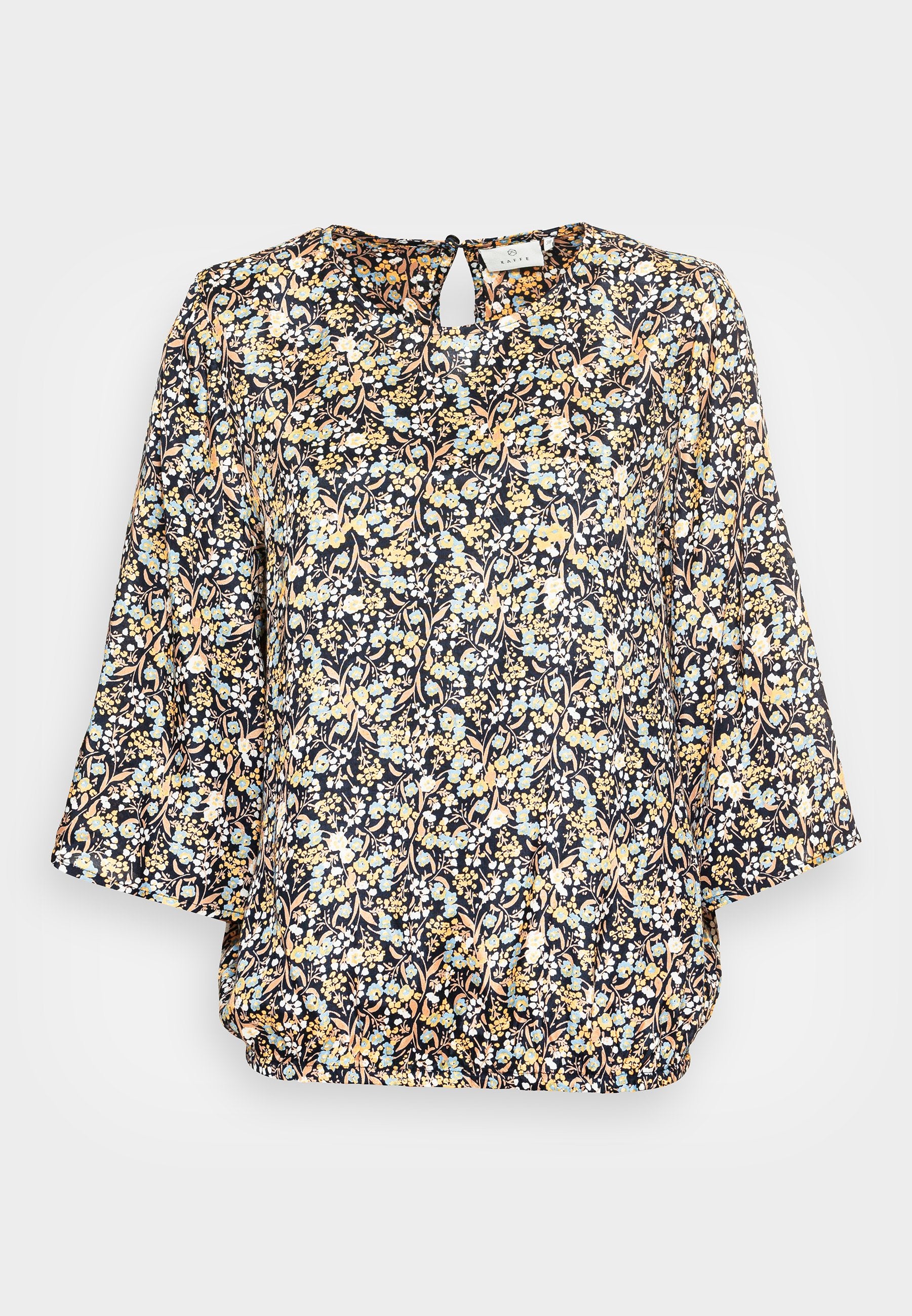 Blumenbluse mit dunklem Hintergrund, mit blauen und gelben Blumen, runder Halslinie, dreiviertel Ärmeln und einem Schlüssel-Detail am Rücken.