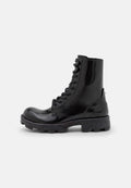 Schwarze Leder-Ankle-Boots mit glanzendem Finish, Schnürdesign, abgerundeter Zehenpartie und einer dicken, strukturierten Gummisohle.