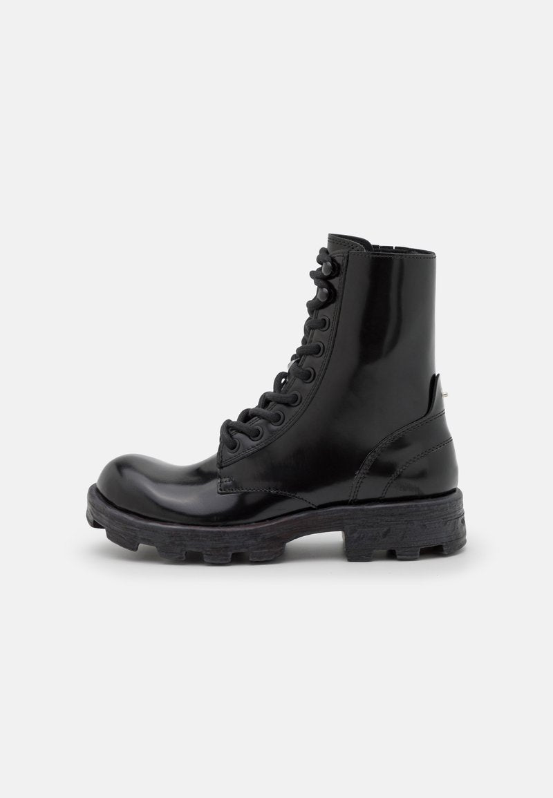 Schwarze Leder-Ankle-Boots mit glanzendem Finish, Schnürdesign, abgerundeter Zehenpartie und einer dicken, strukturierten Gummisohle.