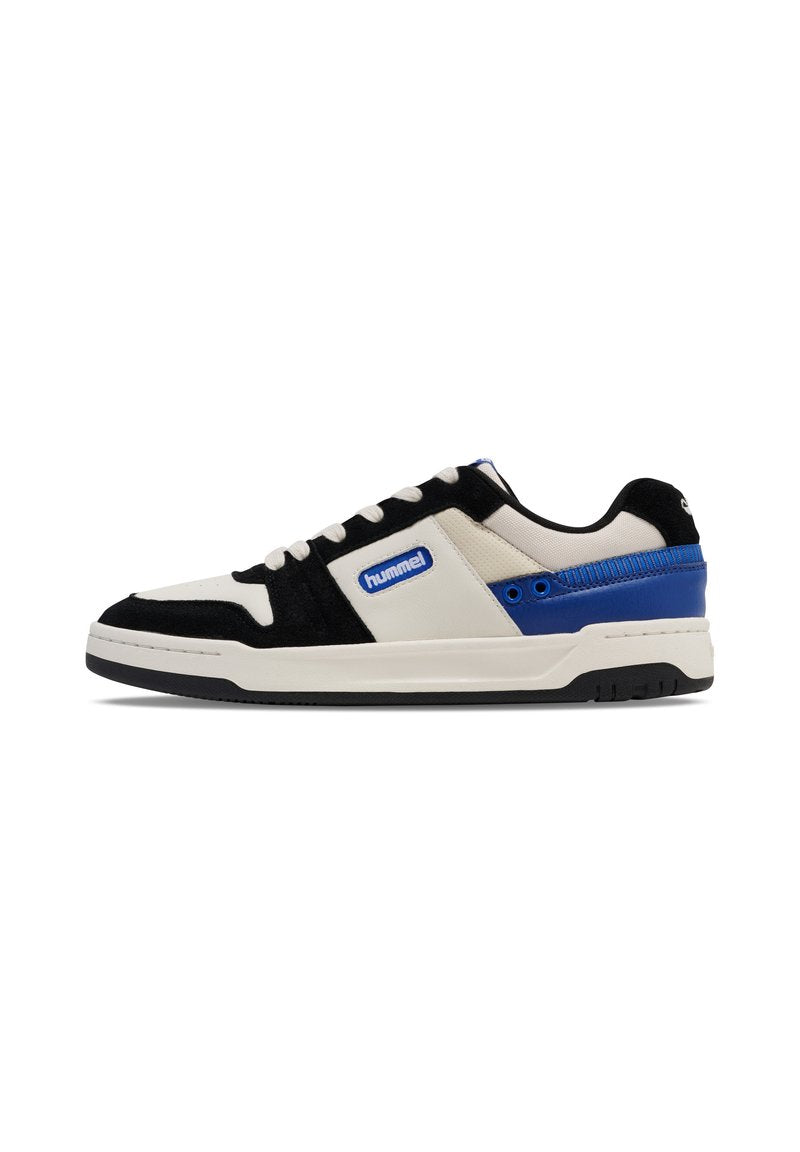 Schwarze und weiße Sneaker mit blauen Akzenten, ausgestattet mit Wildleder- und Leder-Materialien, runder Zehenform, flachen Schnürsenkeln und einer Gummisohle für optimalen Halt.