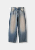 Hellblaue Jeans im weit geschnittenen Stil mit einem ausgewaschenen Finish, ausgestattet mit fünf Taschen, Gürtelschlaufen und einem Knopfverschluss an der Taille.
