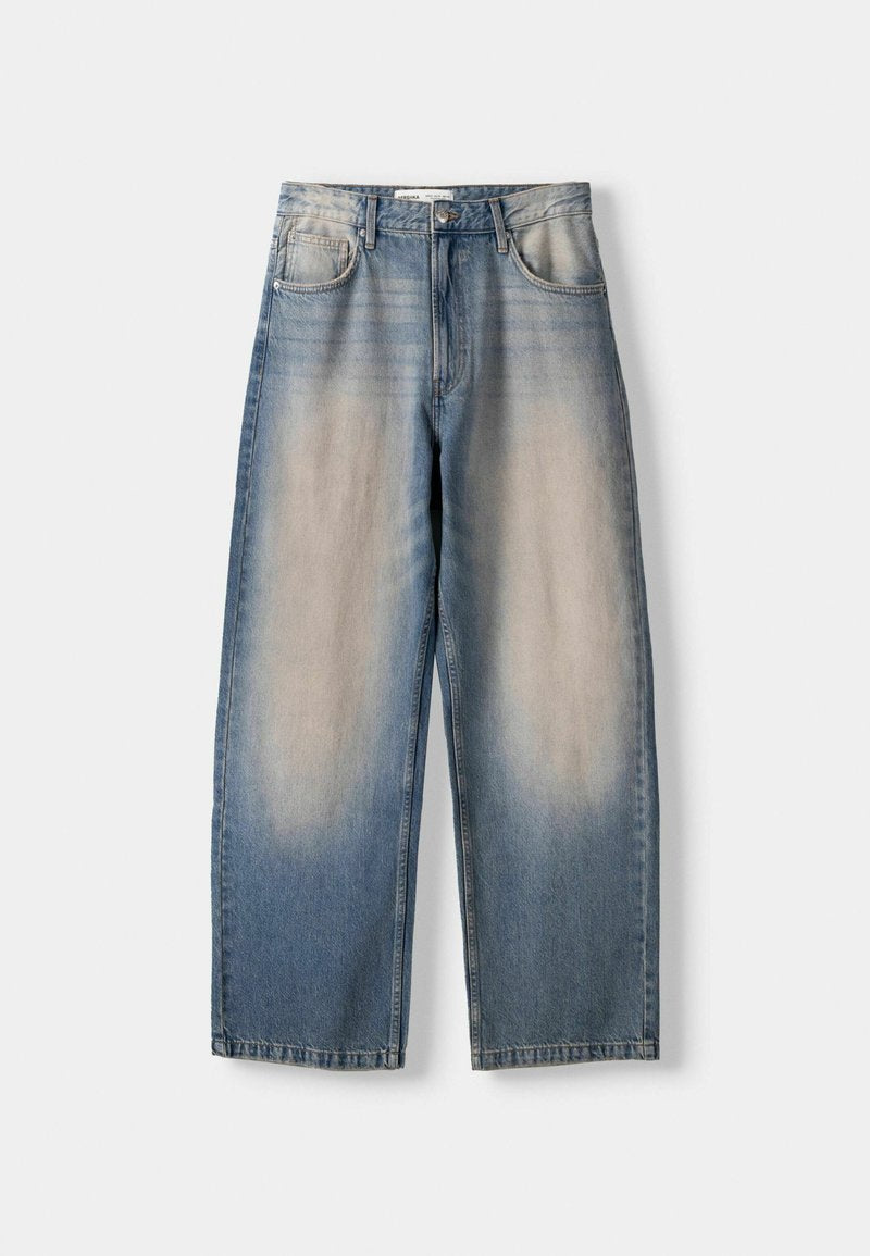 Hellblaue Jeans im weit geschnittenen Stil mit einem ausgewaschenen Finish, ausgestattet mit fünf Taschen, Gürtelschlaufen und einem Knopfverschluss an der Taille.