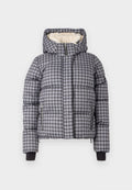 Daunenjacke mit einem grau-schwarz karierten Muster, ausgestattet mit einer fleecegefütterten Kapuze, Reißverschlusstaschen und elastischen Bündchen für zusätzliche Wärme.