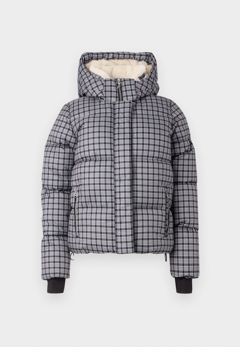 Daunenjacke mit einem grau-schwarz karierten Muster, ausgestattet mit einer fleecegefütterten Kapuze, Reißverschlusstaschen und elastischen Bündchen für zusätzliche Wärme.