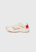 Cremfarbene und beige Sneaker mit einem strukturierten Netz-Obermaterial, Gummisohle und roter Markenkennung an der Ferse. Verfügt über Schnürsenkel und ein kontrastierendes Paneeldesign.