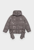 Daunenjacke aus glänzendem grauem Material, mit Kapuze, elastischen Bündchen und angenähten Handschuhen. Gestepptes Design mit sichtbaren Nähten.