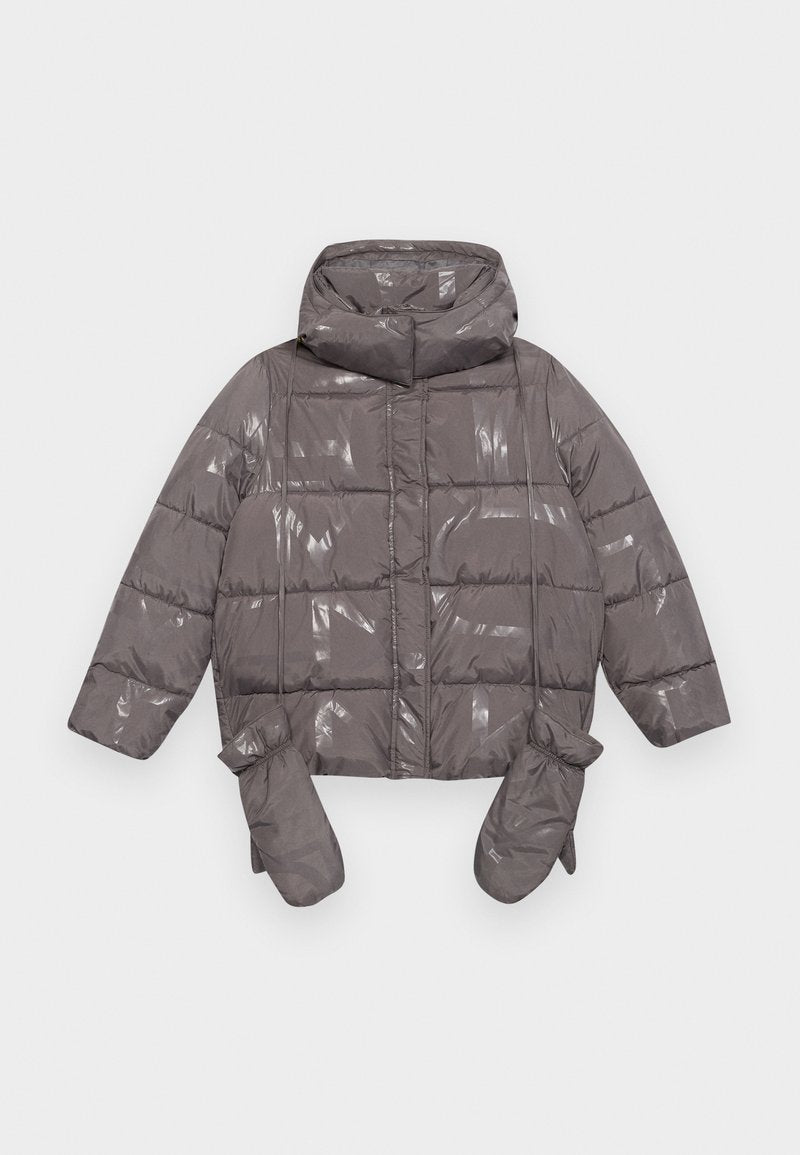 Daunenjacke aus glänzendem grauem Material, mit Kapuze, elastischen Bündchen und angenähten Handschuhen. Gestepptes Design mit sichtbaren Nähten.