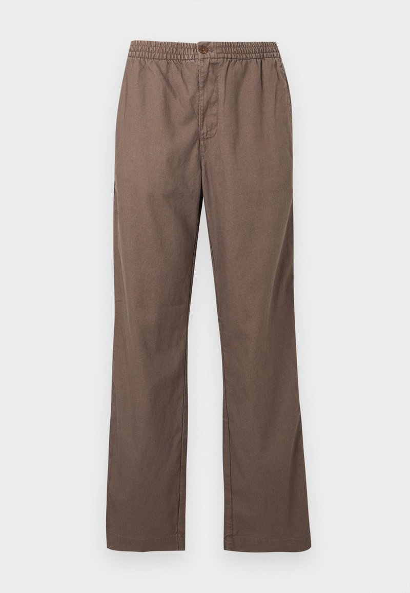 Braune Freizeithose mit elastischem Bund, Knopfverschluss, geraden Beinen und Vordertaschen, dargestellt vor einem schlichten weißen Hintergrund.