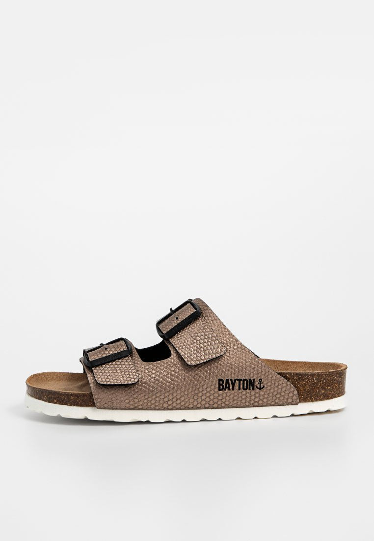 Braun strukturiert Slide-Sandale mit zwei verstellbaren schwarzen Schnallen, Korkfußbett und weißer Gummisohle. "BAYTON"-Logo auf der Seite gedruckt.