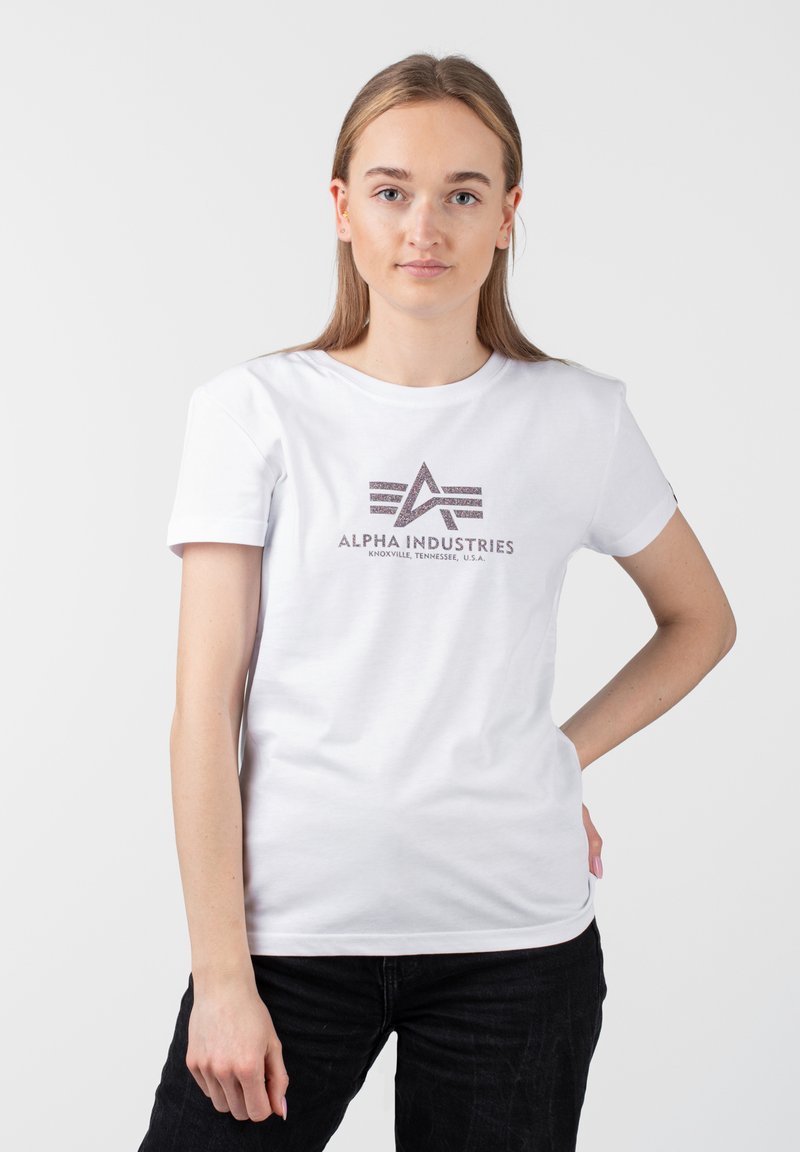 Weißes Baumwoll-T-Shirt mit kurzen Ärmeln, das ein Frontlogo in grauem und schwarzem Text sowie ein einfaches, klassisches Rundhalsschnittdesign aufweist.