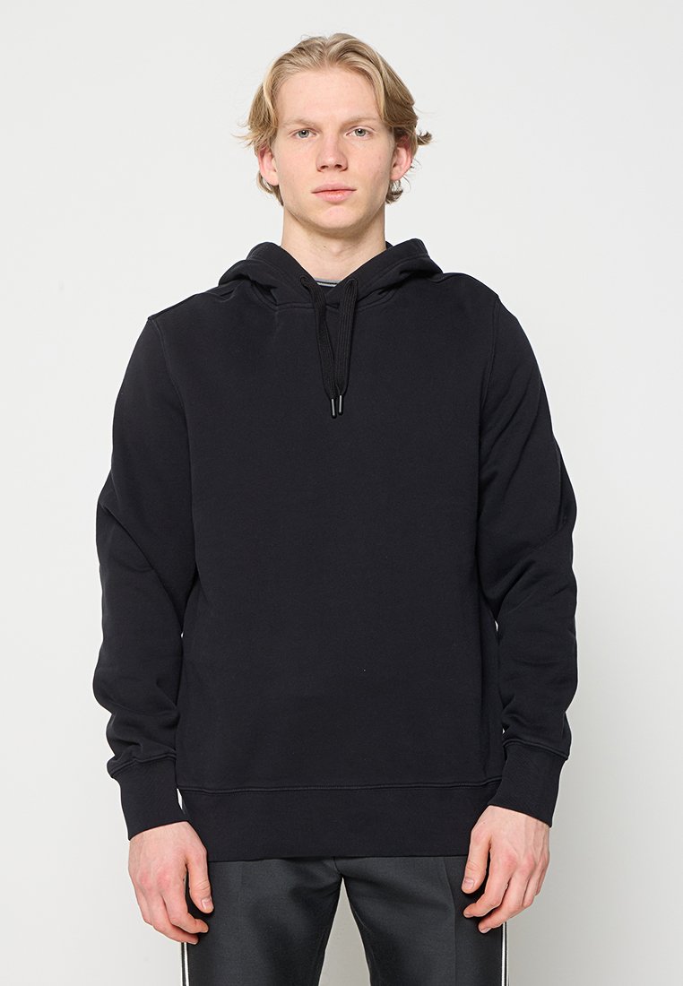 Schwarzer Kapuzenpullover mit glatter Textur, ausgestattet mit einer Vorderentasche, verstellbarem Kordelzug sowie gerippten Bündchen und Saum.