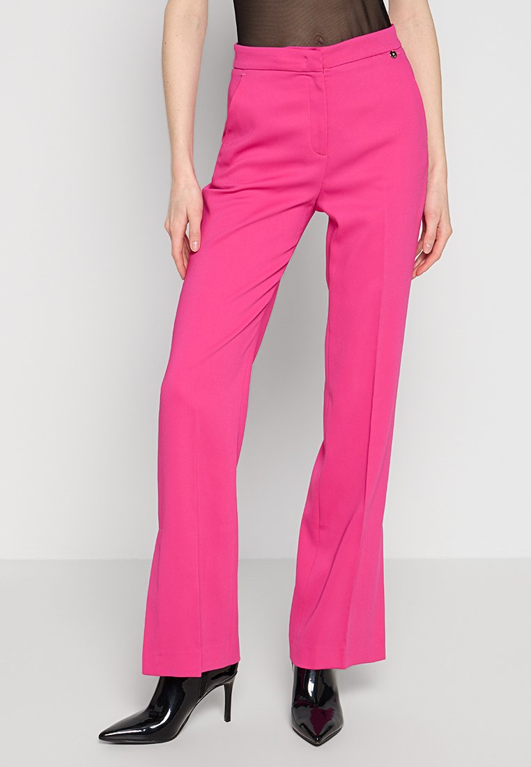 Helle rosa maßgeschneiderte Hose mit geradem Bein, glatter Stoffstruktur und einem Bund mit einem kleinen silbernen Akzent.