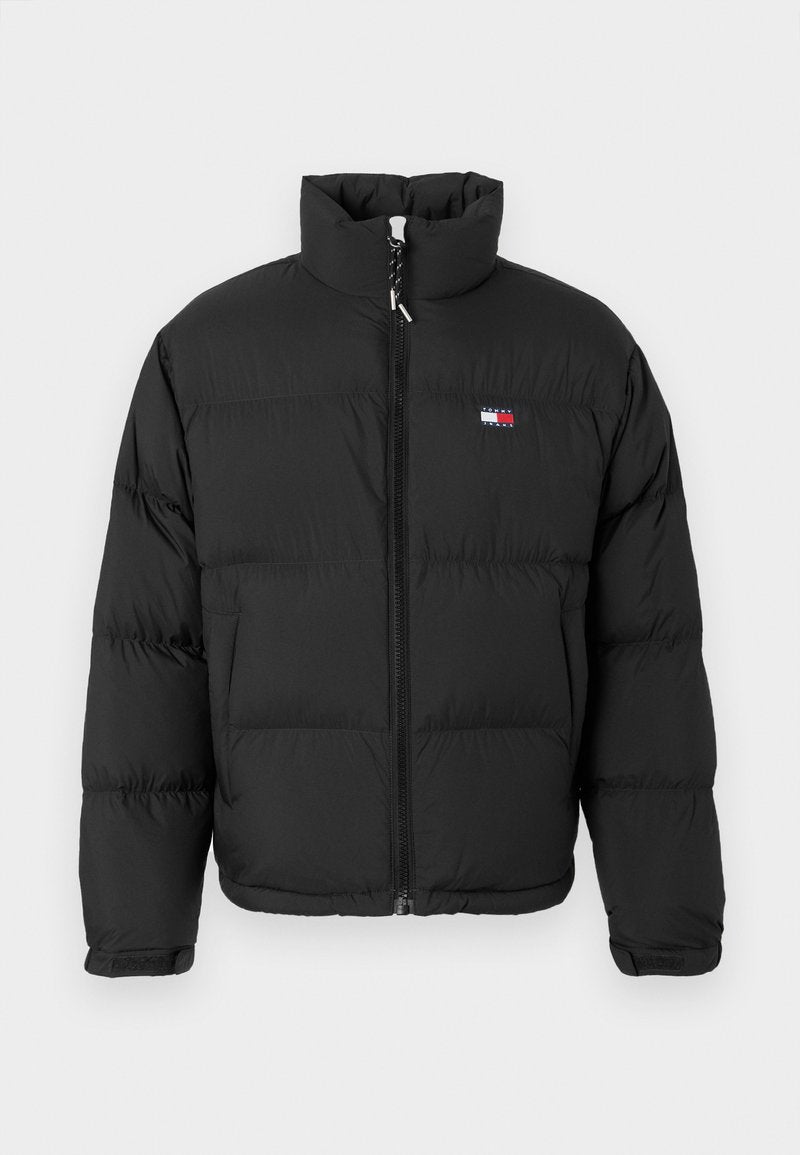 Schwarze Daunenjacke mit hohem Kragen, durchgehendem Reißverschluss und horizontalen Nähten. Mit einem kleinen Logopatch auf der linken Brust.