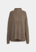Brauner Strickpullover mit Stehkragen, verfügt über eine gerippte Textur und einen halben Reißverschluss mit einem runden Ziehband. Lockerer Schnitt mit überschnittenen Schultern.