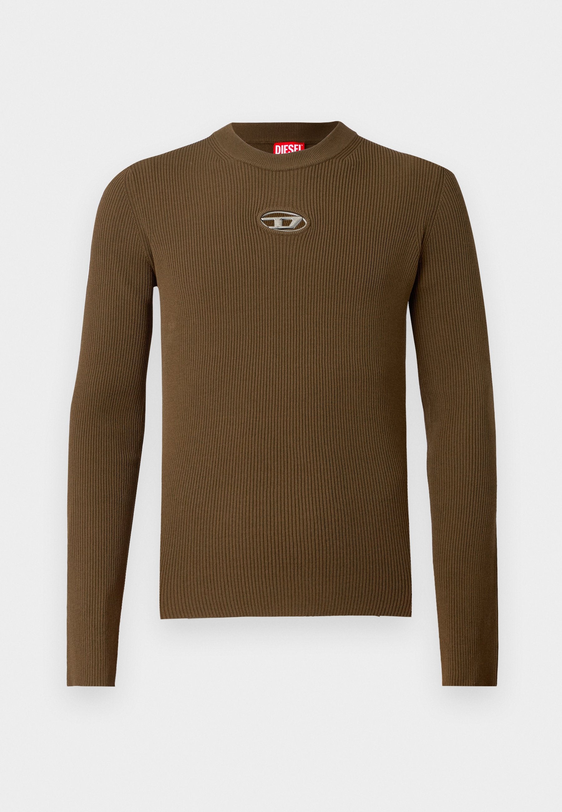 Braunes, geripptes Langarmshirt mit Rundhalsausschnitt und einem Logopatch auf der Brust. Die Textur ist glatt und figurbetont, gefertigt aus dehnbarem Material.