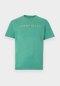 Grünes Baumwoll-T-Shirt mit Rundhalsausschnitt, kurzen Ärmeln und dem Schriftzug "TOMMYJEANS" in Gelb über einem kleinen Logo in Rot und Marineblau.