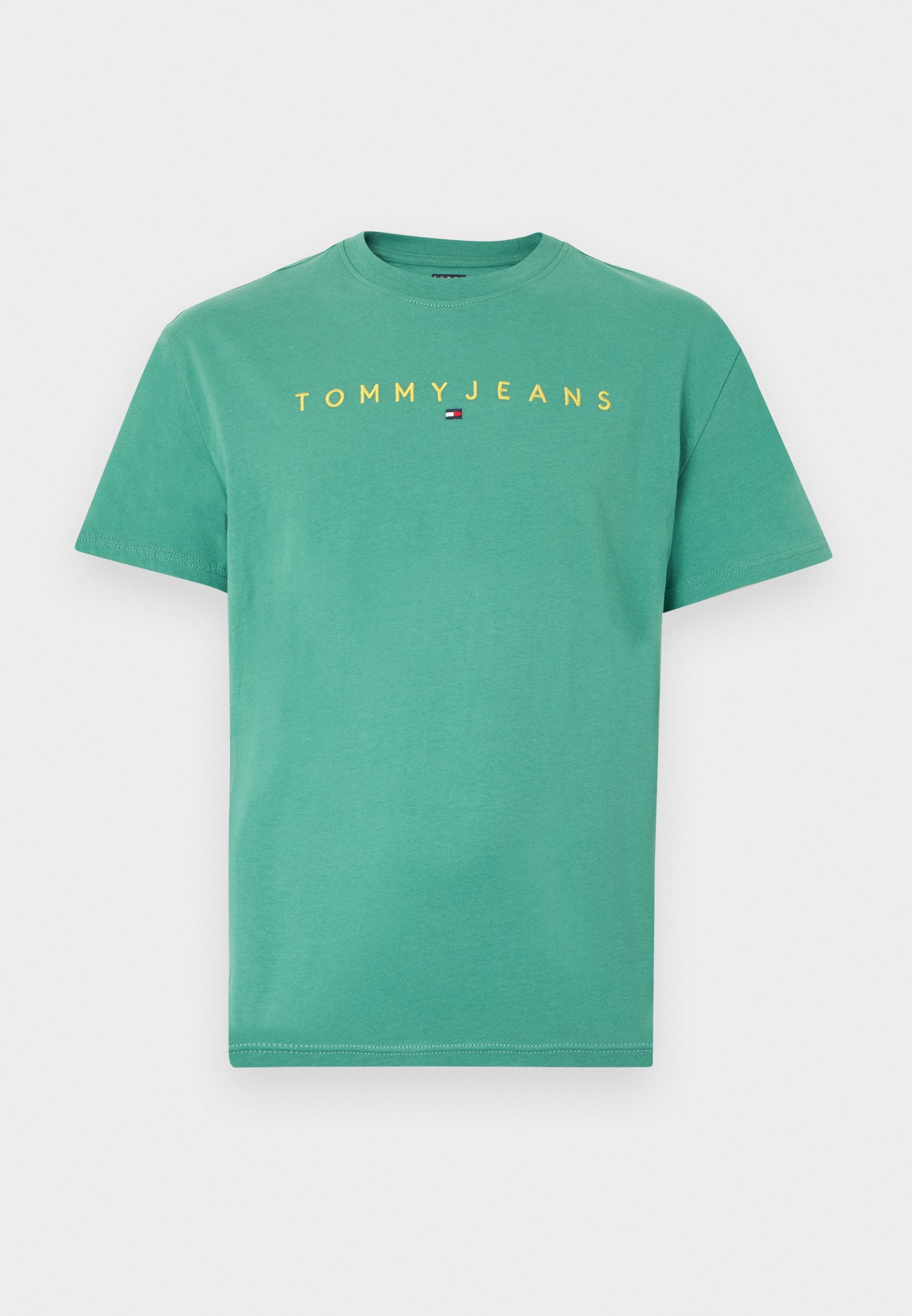Grünes Baumwoll-T-Shirt mit Rundhalsausschnitt, kurzen Ärmeln und dem Schriftzug "TOMMYJEANS" in Gelb über einem kleinen Logo in Rot und Marineblau.