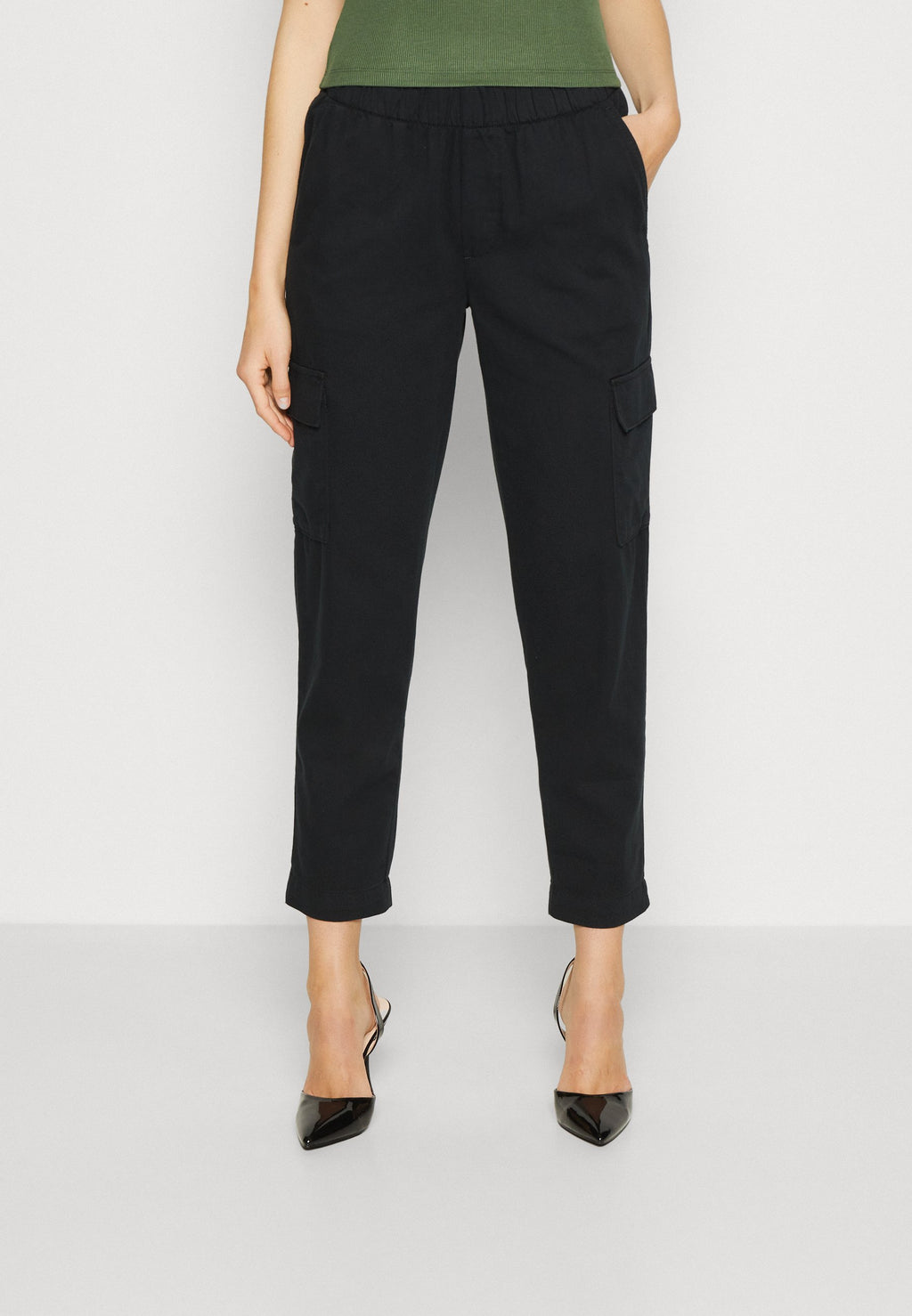 GAP BROKEN PULL ON PANT
