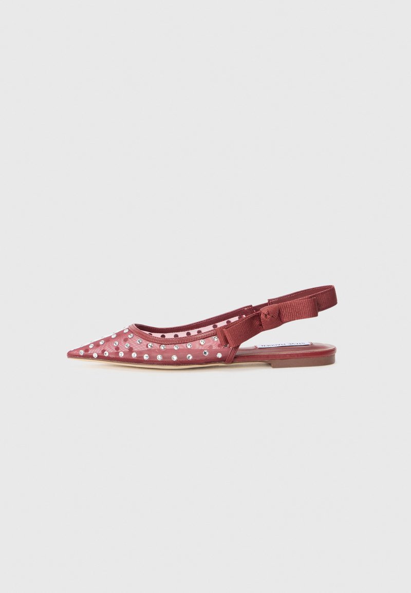 Rosa Slingback-Ballerinas mit spitzer Zehenform, verziert mit silbernen Nieten und einem strukturierten Riemen. Flache Sohle und offene Seiten verbessern die Atmungsaktivität.