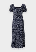 Marineblaues Maxikleid mit Blumenmuster, Puffärmeln, quadratischem Ausschnitt und Bindeband vorne. Das Kleid weist ein verstreutes Muster aus weißen Blumen auf.
