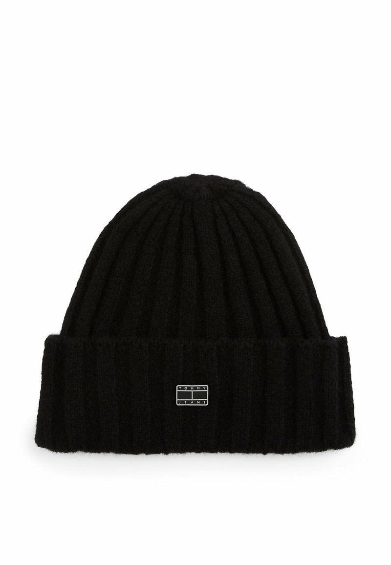Schwarze Strickmütze mit gerippter Textur und umgeschlagenem Saum. Verfügt über ein kleines Logo-Label an der Vorderseite.