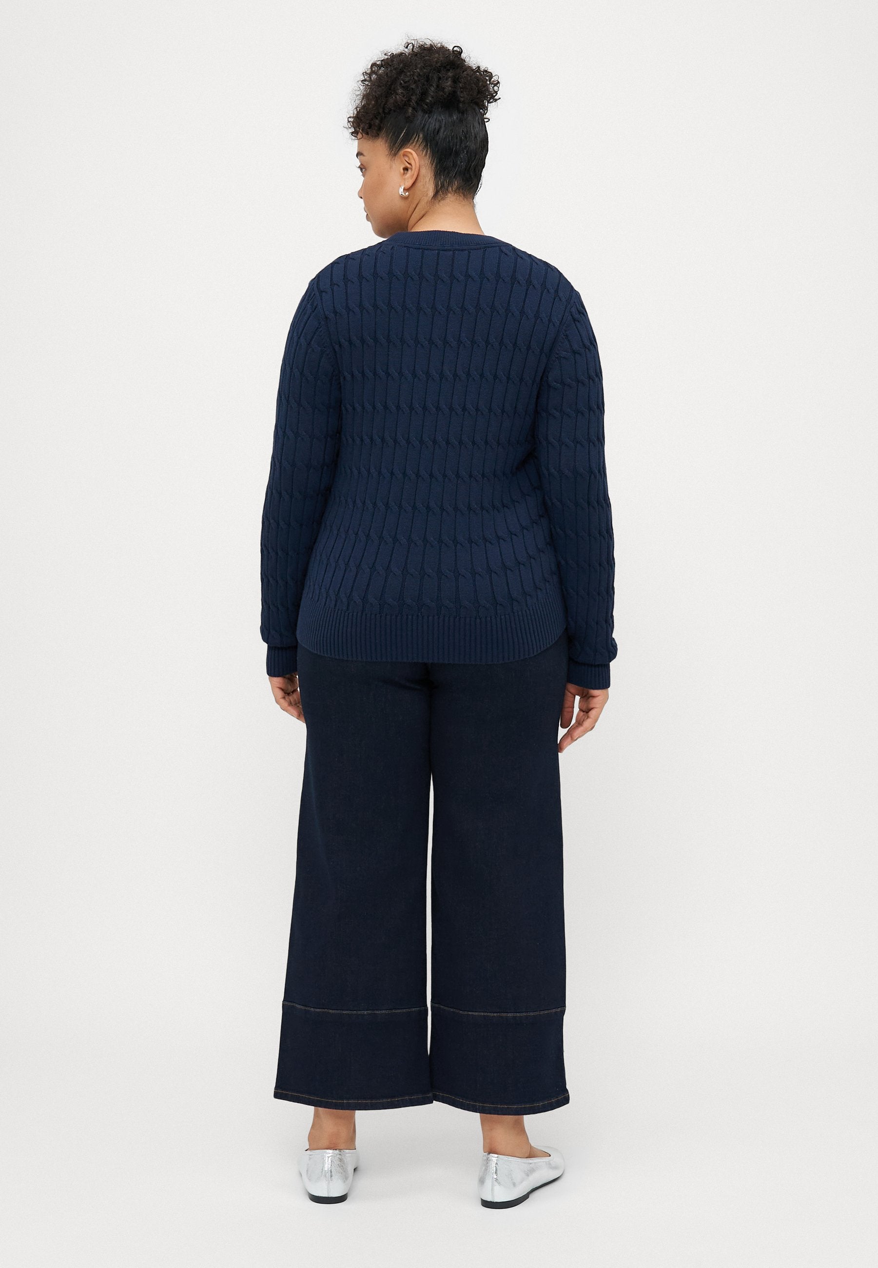 CURVE CABLE KNIT CREW NECK JUMPER Media 4