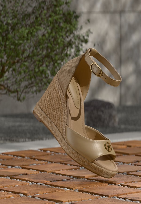 Tommy Hilfiger PLATE WEDGE - Platform sandals - desert