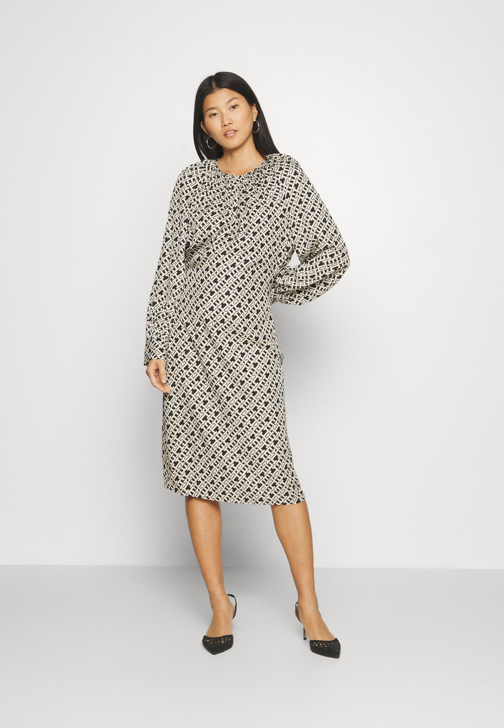 FLUID WAISTED MIDI DRESS Media 2