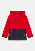 Roter und marineblauer Fleece-Hoodie mit Frontreißverschluss, zwei Seitentaschen und Kapuze. Verfügt über kontrastierende Farben und ein Logo im Bereich des Halsansatzes.