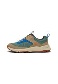 Sneaker mit beigem Leder und grünem Mesh-Obermaterial, blauen Akzenten, braunen Schnürsenkeln, gedämpfter Zwischensohle und einer strukturierten Gummisohle.