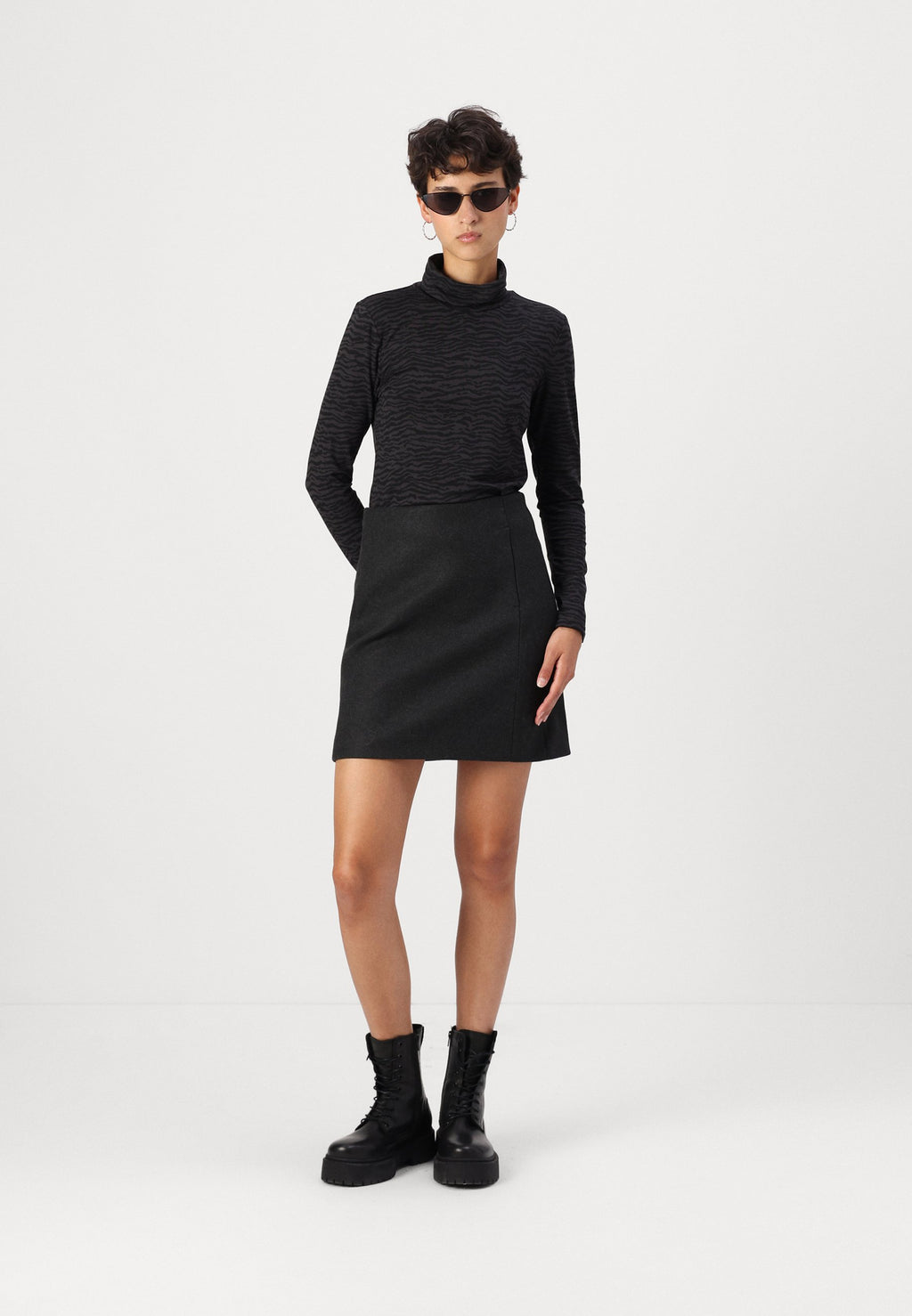 ONLY ONLTRILLION SHORT SKIRT