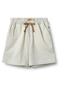 Helle grüne und weiße gestreifte Shorts mit einem elastischen Bund, Kordelzug und Seitentaschen, aus weichem, strukturiertem Stoff hergestellt.