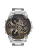 Silberne Diesel Herrenuhr mit großem rundem Zifferblatt, mehreren Anzeigen für vier Zeitzonen, Chronograph, Datum und Metallgliederband.