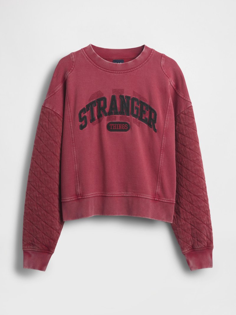 Rotes, kurz geschnittenes Sweatshirt mit der Aufschrift "STRANGER THINGS" in schwarzer Schrift. Verfügt über eine gesteppt wirkende Textur an den Ärmeln sowie gerippte Bündchen und einen gerippten Ausschnitt.