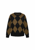 Sweater im schottischen Karomuster in Schwarz und Braun, aus flauschigem Strickmaterial. Rundhalsausschnitt und lange Ärmel; weiche Textur mit lässiger Passform.