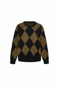 Sweater im schottischen Karomuster in Schwarz und Braun, aus flauschigem Strickmaterial. Rundhalsausschnitt und lange Ärmel; weiche Textur mit lässiger Passform.