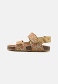 Gelbe Wildleder-Slides mit floralen Mustern in Pink und Weiß, zwei verstellbaren Klettverschlüssen und einer strukturierten braunen Korksohle.