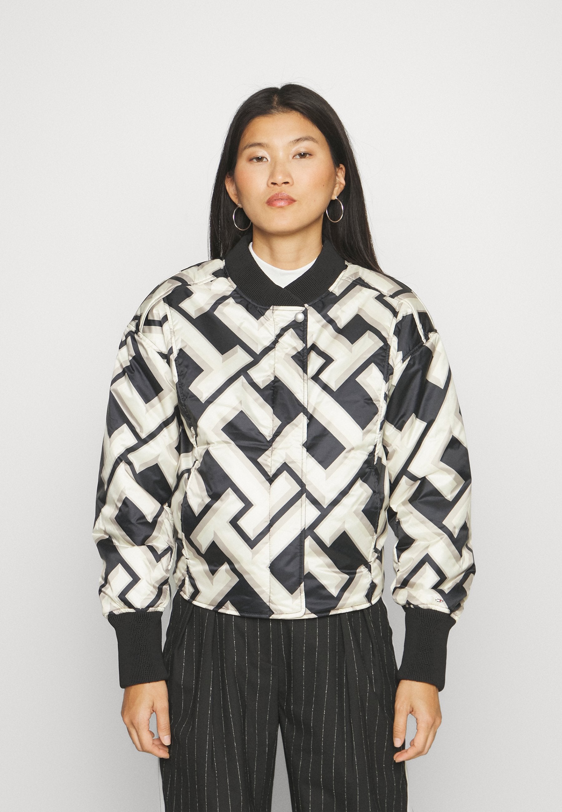 REVERSIBLE PADDED Media 4