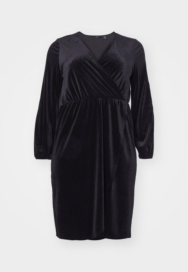 Schwarzes Samt-Wickelkleid mit langen Ärmeln, V-Ausschnitt, geraffter Taille und leicht ausgestelltem Rock, der eine weiche, glatte Textur aufweist.